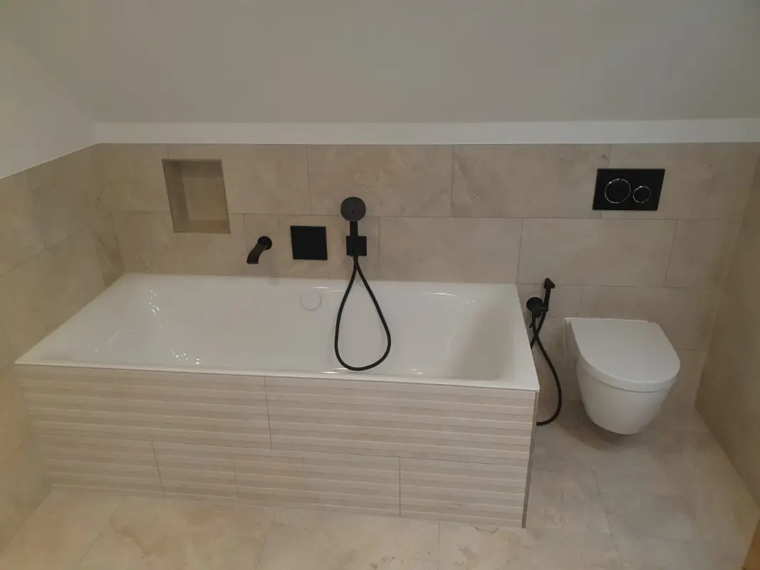 Modernes Bad mit Badewanne