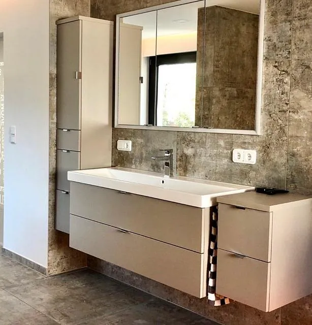 Finales Badezimmer mit Spiegel und Schrank