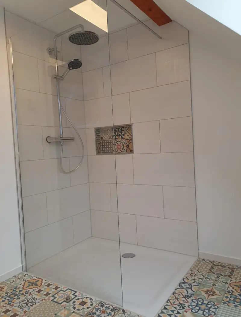 Modernes Bad mit Dusche