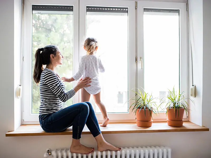 Mutter mit Kind am Fenster