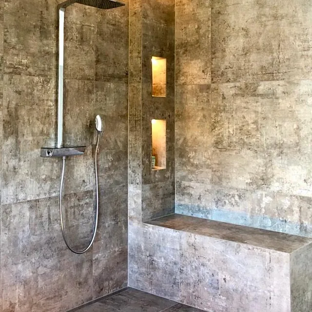 Finales Bad mit Dusche und indirektem Licht
